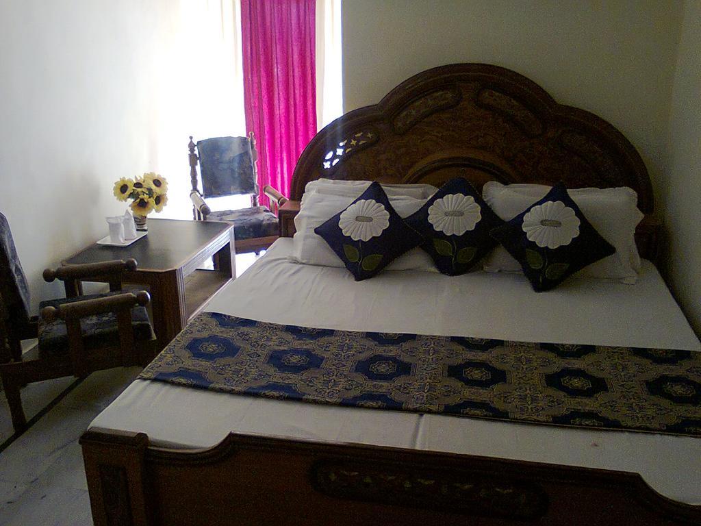 Hotel Arsh International Nainital Zimmer foto